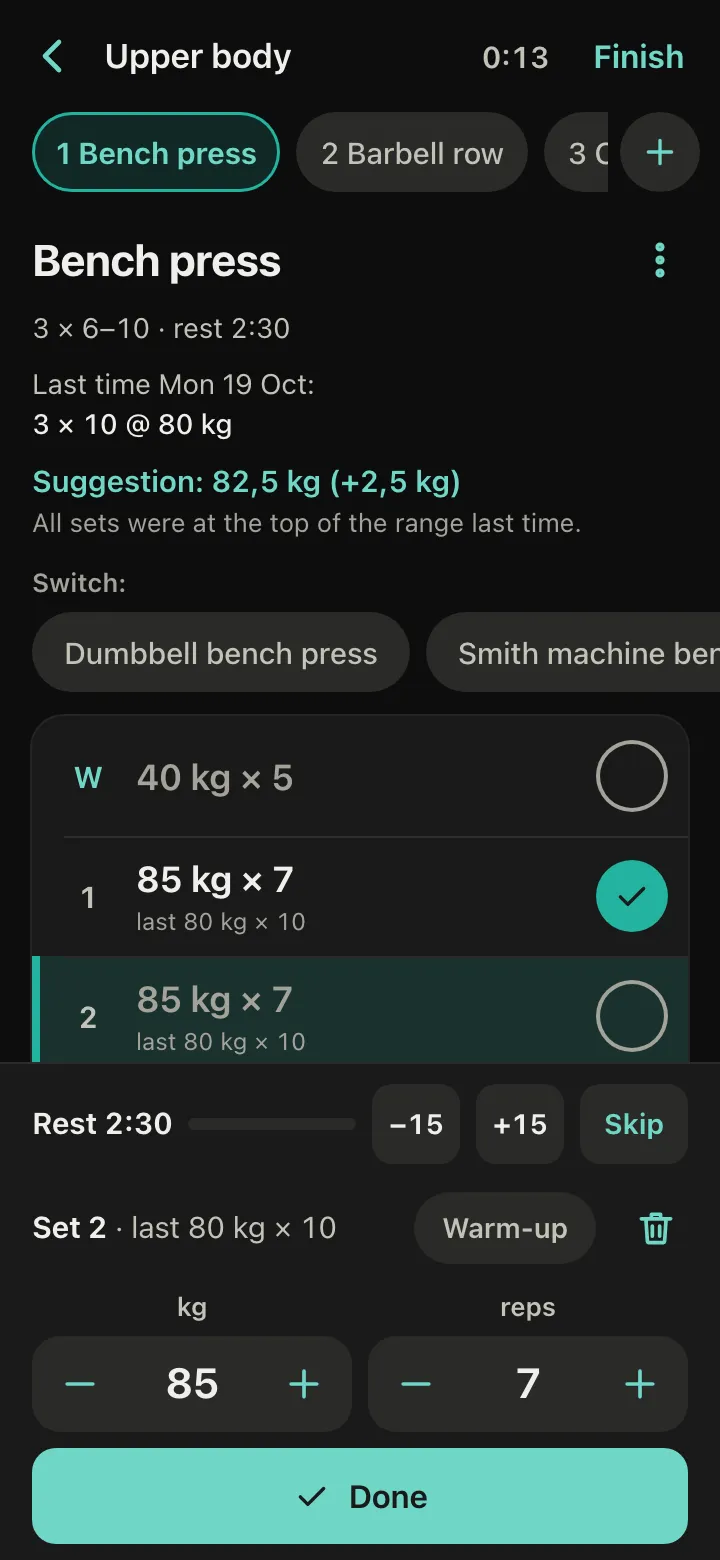 Logging a bench press set: weight and reps steppers, the sets ticked off and the rest timer running.